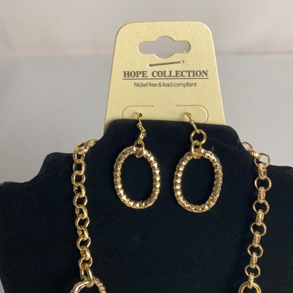 Hope Collection Jewelry Goldtone Pendant Necklace & Drop Earrings Set Retro Chic - Picture 2 of 11